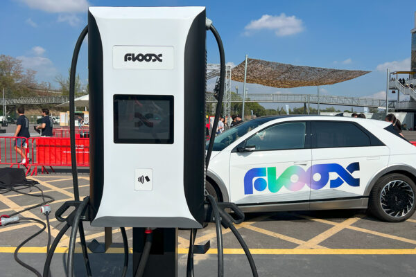 Floox lanza el cargador rápido de vehículo eléctrico más compacto del mundo