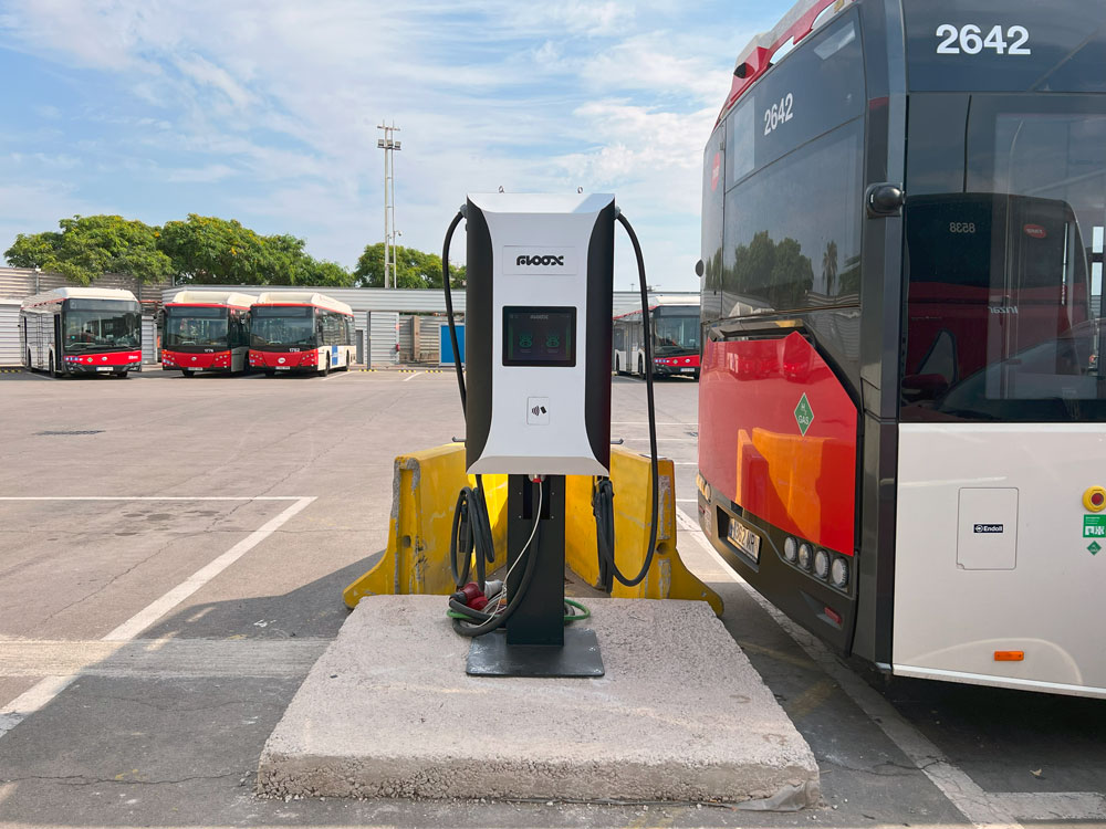 Cargador rápido Lyra 60 de Floox instalado en las cocheras de autobuses de TMB